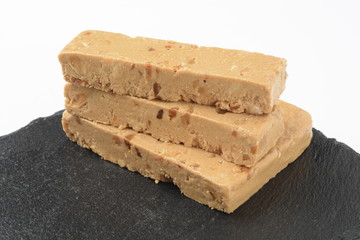 Turrón blando cortado en un plato de piedra negro