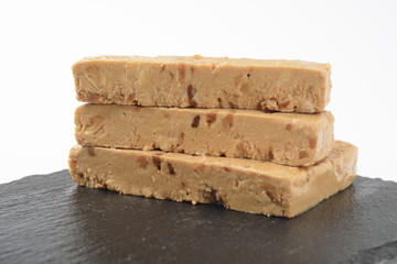 Turrón blando cortado en un plato de piedra negro