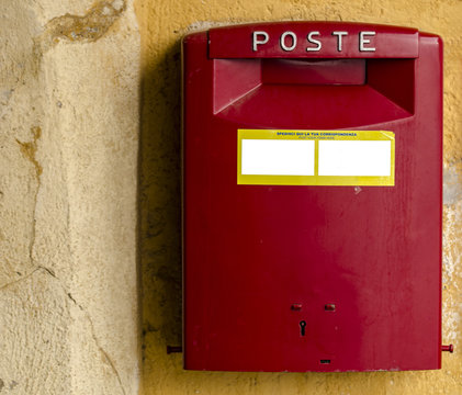 cassetta della posta rossa su muro vecchio