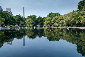 Fototapeta premium Central park lake with RC boats