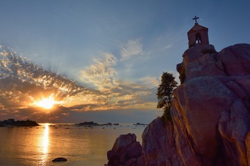 Coucher de soleil sur le rocher de la Sentinelle à Port-Blanc Penvénan en Bretagne