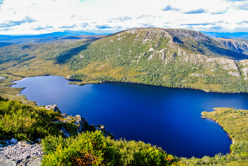 Panoramablick über den spektakulären blauen Dove Lake am Cradle Mountain, Tasmanien