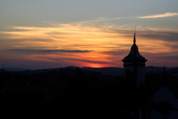 Obraz premium Setting sun with church tower