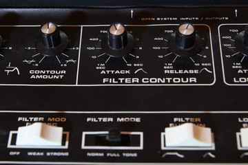 Vintage analogue music synthesizer control panel closeup in shallow focus - obrazy, fototapety, plakaty