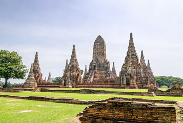 Obraz premium Wat Chaiwatthanaram is ancient buddhist temple, famous and major tourist attraction religious of Ayutthaya Historical Park in Phra Nakhon Si Ayutthaya Province, Thailand 