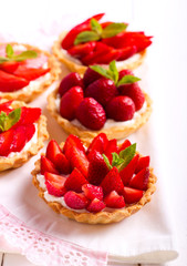 Strawberry and cream cheese mini cakes