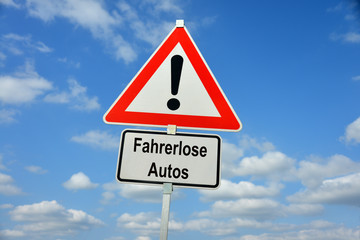 Fahrerlose Autos, Selbstfahrende Autos, Autonomes Fahren, Straßenverkehr, Autofahren, Autopilot, Assistenzsystem, Einparkhilfe, Mobilität, Tempomat, Schild, Achtung, Warnung, symbolisch, Automobil