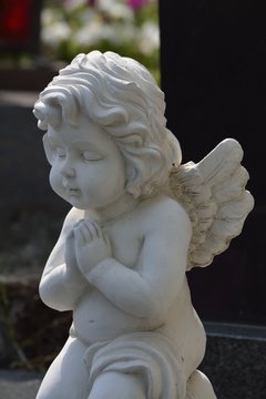 betende engelsfigur auf einem grab