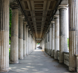 Architettura lungo corridoio con colonne