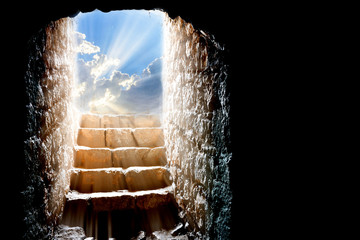 Obraz premium Easter resurrection background, with empty stone tomb and light rays from the clouds