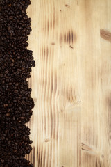 Kaffeebohnen auf Holzbrett