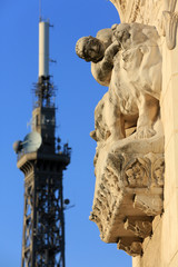 Tour émetteur de Fourvière. Chimère. Basilique Notre-Dame de Fourvière. Lyon. / Transmission...