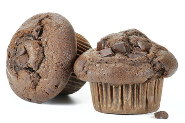 Schokoladenmuffins isoliert auf weißem Hintergrund