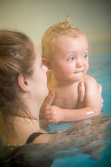 Mama lernt dem Sohn das Schwimmen