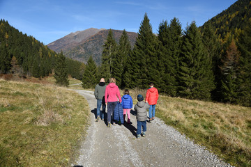 camminare nel bosco natura bambini montagna passeggiata bosco montagne
