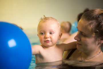 mit Freunden schwimmen