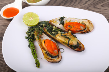 Baked mussels with spinach