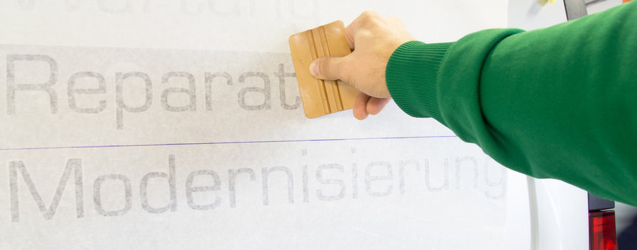 Werbetechnik / Autobeschriftung mit Aufklebern / Beschriftung mit Klebefolie