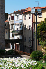 Fototapeta na wymiar Portogallo, 26/03/2012: le strade e vicoli di Porto, la seconda città più grande del paese, con vista sui palazzi e i tetti rossi della città vecchia 