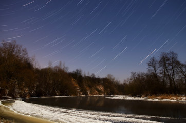 startrails / jasna, księżycowa, zimowa, mroźna noc nad rzeką  © Rafał Okraj