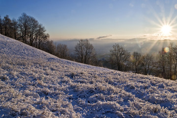 il sorgere del sole ,illumina il paesaggio invernale.