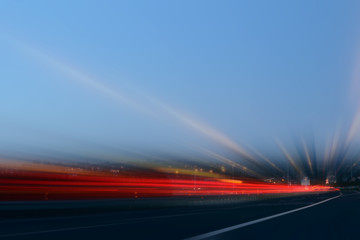 Autostrada con scie di luci