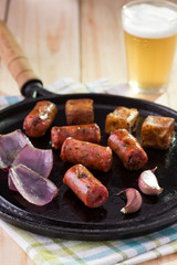 Linguiça artesanal, alho, cebola e queijo coalho na chapa com cerveja