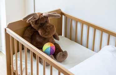 Kinderbettchen mit Kuscheltier