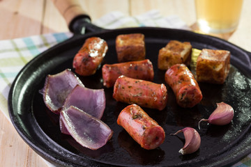 Linguiça artesanal, alho, cebola e queijo coalho na chapa com cerveja