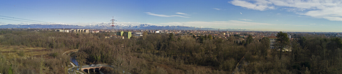 Panoramica delle Alpi e della Villa Borromeo, 14/01/2017, Senago, Italia. Vista aerea della Villa Borromeo. Antica dimora del secolo XIV immersa in un parco secolare.