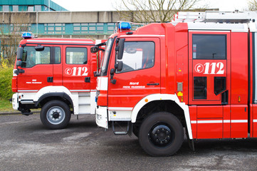 Zwei Feuerwehrautos vor der Hauptwache der freiwilligen Feuerwehr