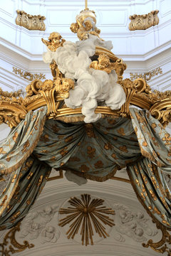 Le baldaquin r&eacute;alis&eacute; par Servandoni au XVIII &egrave;me si&egrave;cle au-dessus de l'autel central. 1738. Eglise Saint-Bruno-les-Chartreux. Lyon. / St. Bruno les Chartreux's church. Lyon.