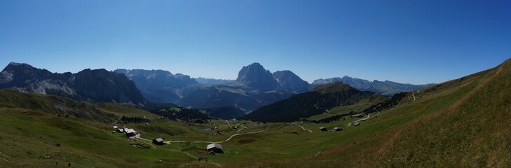Aussicht Mastle Alm auf Sella Massiv und Langkofel Gruppe