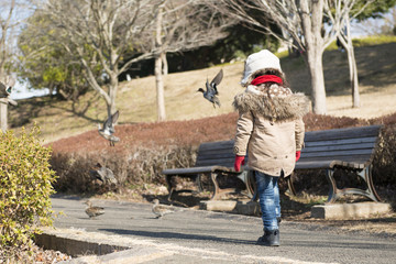 公園で歩く子供