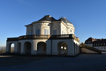 Aufnahme von Schloss Solitude . Winteraufnahme mit groben und langen Schatten (ohne Schnee). 