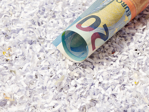 Geldschein gerollt mit Schnipsel