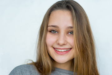 Naklejka premium Teenager girl posing on white background isolated