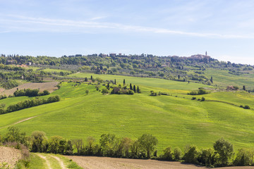 Fototapeta na wymiar View of the Tuscan countryside with the village of Pienza on the hill