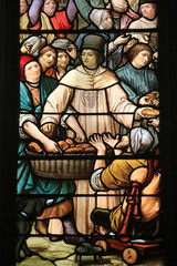 Obraz premium Distribution statutaire des pains aux pauvres par la confrérie. 1894. Vitrail. Eglise Saint-Nizier de Lyon. / Trinity Brothers Helping the Poors. Stained glass windows. Saint-Nizier Church. Lyon.