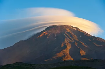 Fotobehang Koryaksky volcano in a cloudy "cap", Kamchatka. _ Корякский вулкан в облачной "шапке", Камчатка. © jossbomon