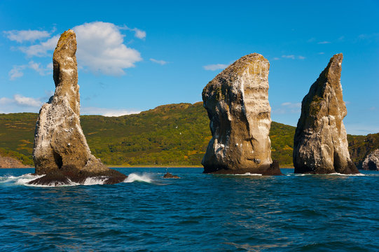 Rocks "Three Brothers", Kamchatka, Pacific Ocean. _ "Три брата", Камчатка, Тихий океан.