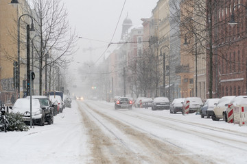Obraz premium Urban street full of snow in Berlin, Germany