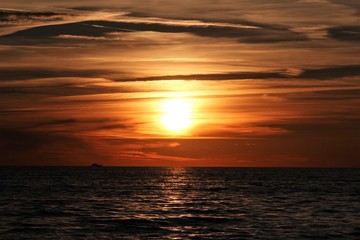 Fototapeta premium Sonnenuntergang über dem Meer