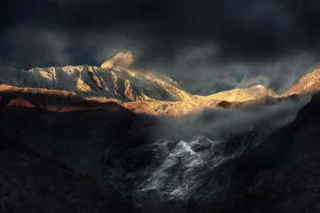 Fototapete Manaslu Feuersonnenaufgang in den Bergen