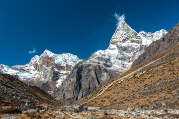 Fototapeta na wymiar Flat Bottom of Valley and sharp high Peaks of Himalaya