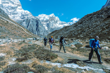 Obraz premium Zespół sportowy alpinistów chodzących po ścieżce stonowanych