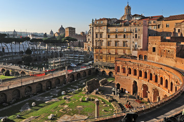 Fototapeta premium Roma il Foro di Traiano al tramonto: mercati traianei
