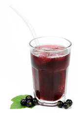 Ice Slush aus Johannisbeersaft im Glas isoliert auf weißem Hintergrund