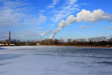 Krajobraz zimowy, dymiące kominy elektrowni, cegielnia i słupy elektryczne. © Stanisław Błachowicz