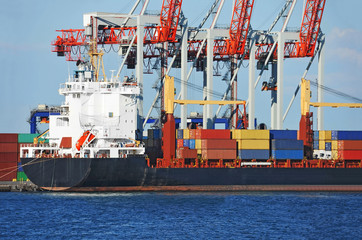 Cargo crane and container ship